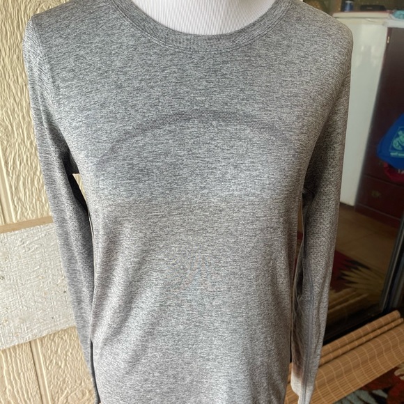 lululemon athletica Tops - PreOwned Lululemon Activewear Tops Long Sleeves Gray Women's 6